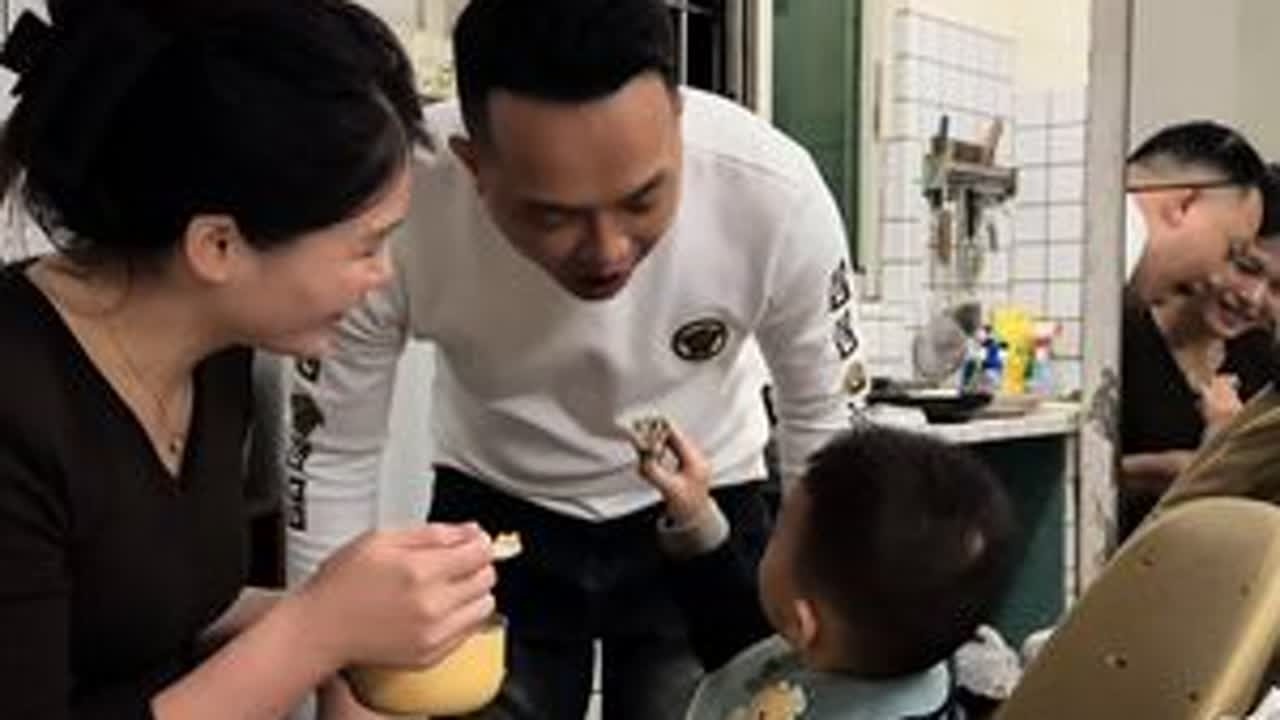 爷爷奶奶又给我们寄海鲜了，有好多种螺，鸡，鱼啊，满满的爱#记录真实生活 #一家四口 #生活vlong