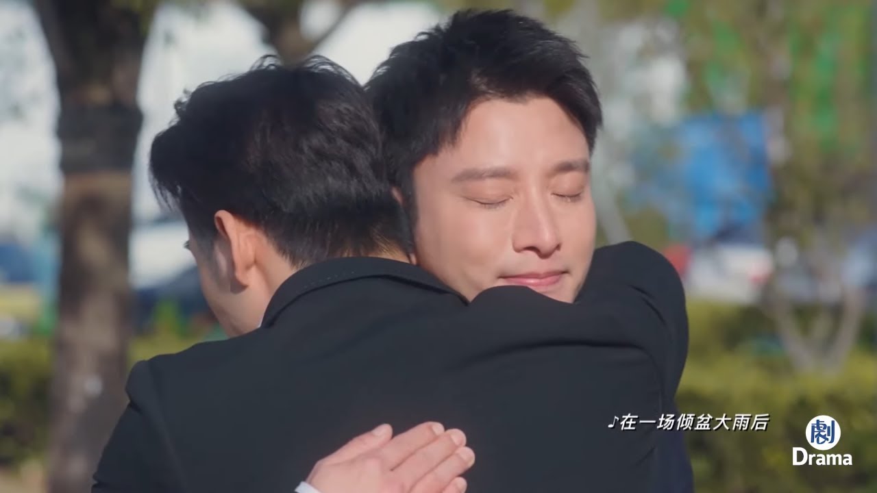 小夥當年背叛總裁，如今母親手術需要四十萬，總裁送來一份文件把他看哭