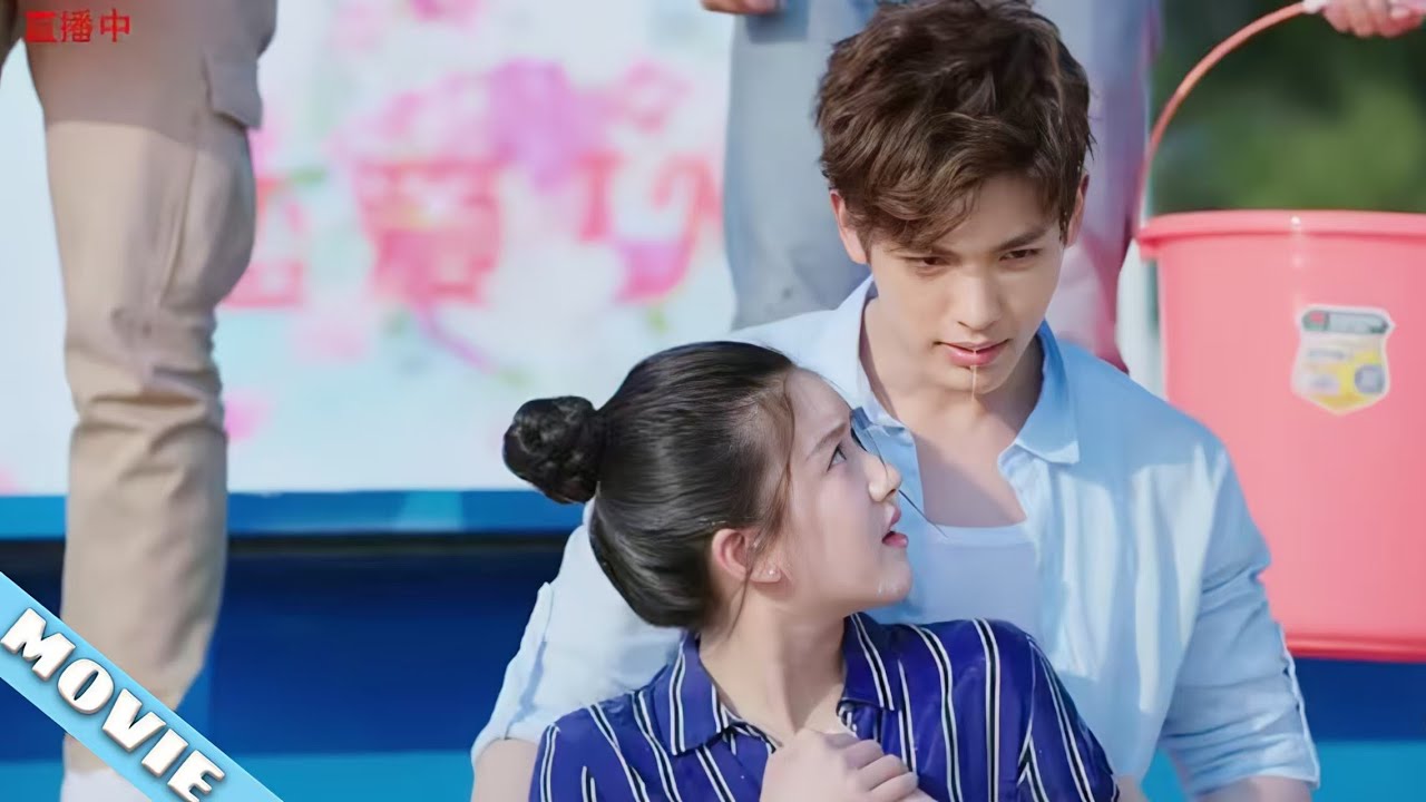 💗Наказание за разбрызгивание воды! Босс Ба держал Золушку на руках, чтобы она не промокла🥰