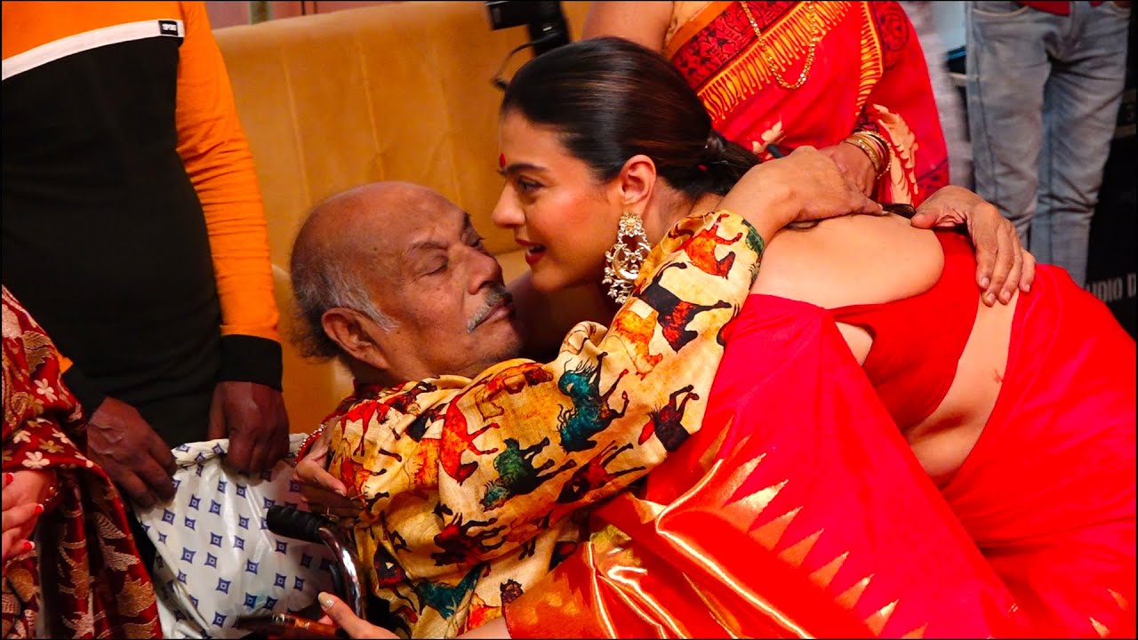 ⁣Kajol Devgan And Yug devgan At Durga Pooja Pandaal For Bhog