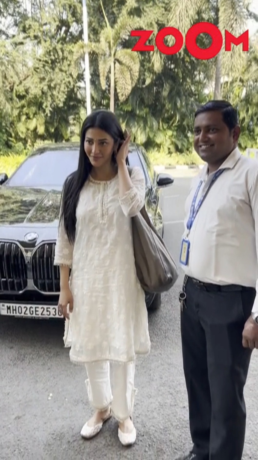Shruti Haasan clicks ADORABLE selfies with fans as spotted at the airport #shrutihaasan #shorts