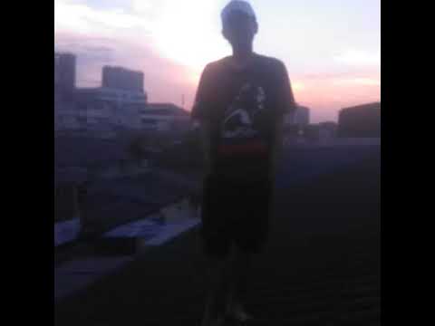 Dia adalah sahabatku bahkan lebih, fals mania