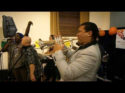 A bit of flugelhorn / Un poquito de fliscorno by Lazaro Numa