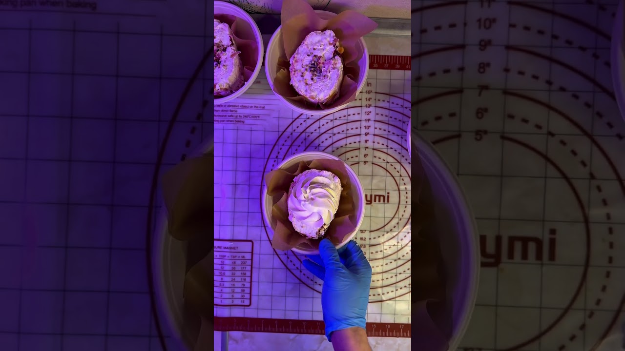 Меренговый рулет с ягодным конфитюром, крем-чизом и миндальными лепестками. Нежный и хрустящий.🍒🍰