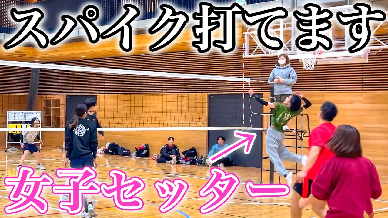 (Волейбольный матч) Атака связующей женщины сильна.