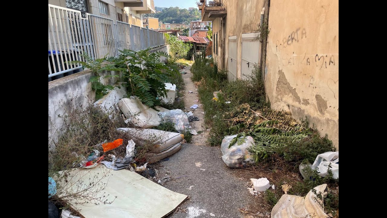 25 famiglie ostaggio della baraccopoli di Giostra: "Rifiuti sotto le nostre finestre"