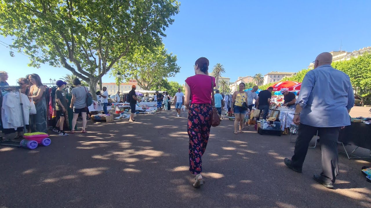 aujourd'hui à la place Saint Nicolas à Bastia Marché et Musique la Corse Corsica  .