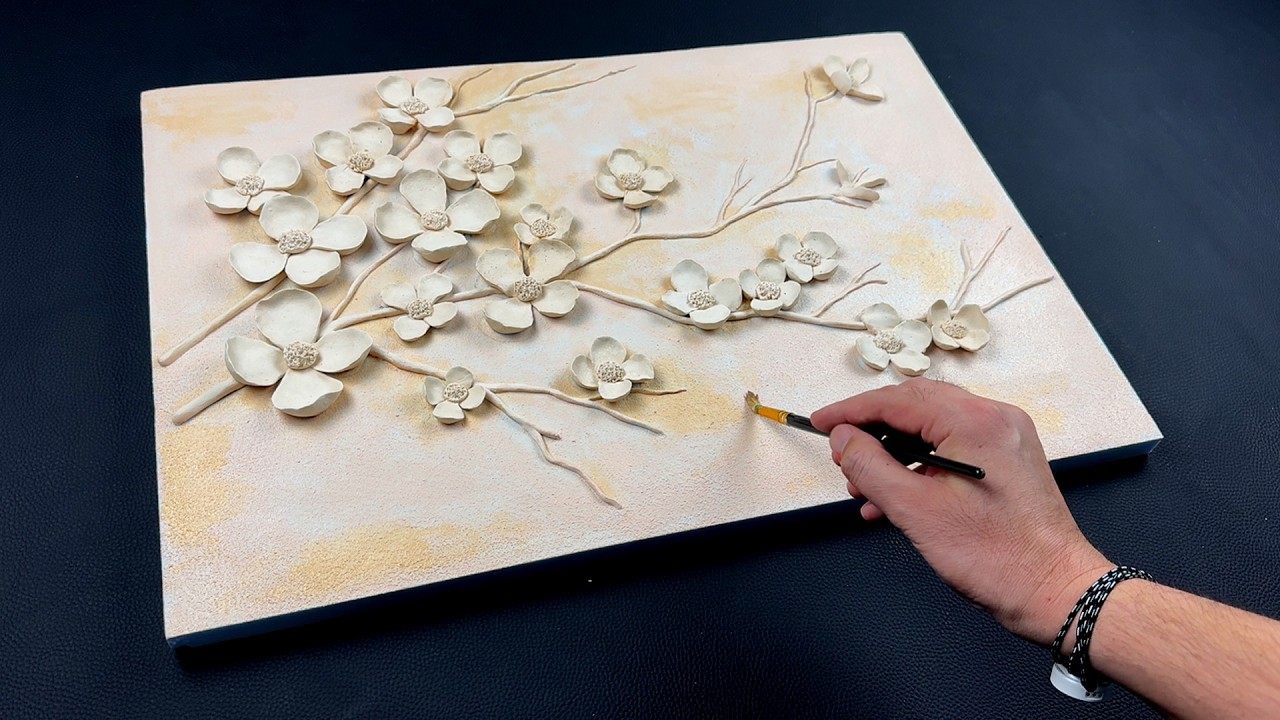 Самодельная 3D-картина с изображением цветущей сакуры, которая выглядит совершенно реалистично.