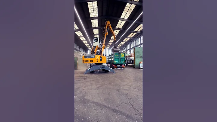 Liebherr LH30 mit Qilquick #recycling #schrottplatz #liebherrlh30 #liebherr #umschlagbagger #schrott