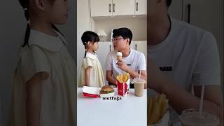 O, bunun fast food olduğunu sandı... Ama aslında pirinç ve meyveydi