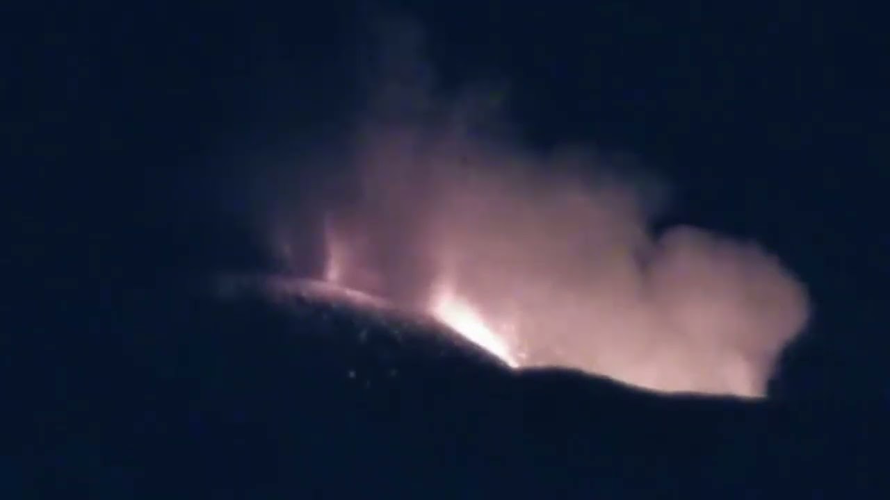 ⁣Etna lava erupties