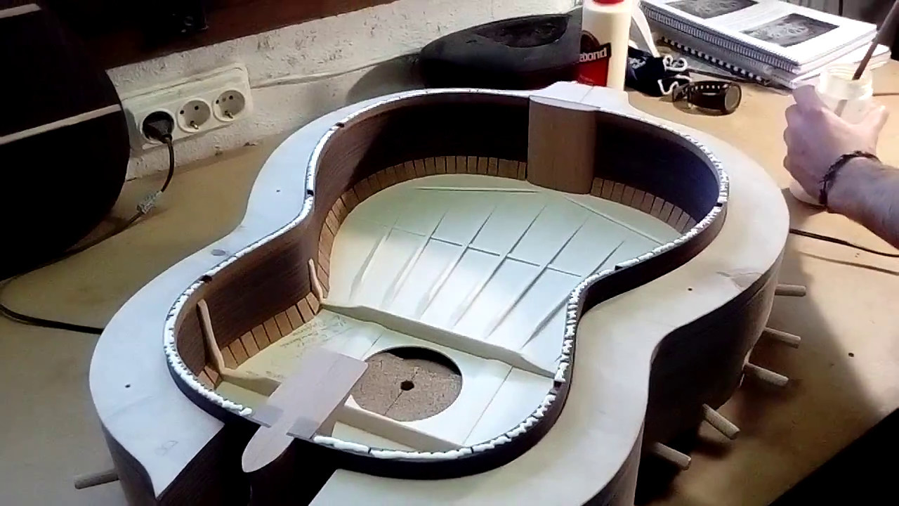 Cerrando guitarra. Pegado del fondo