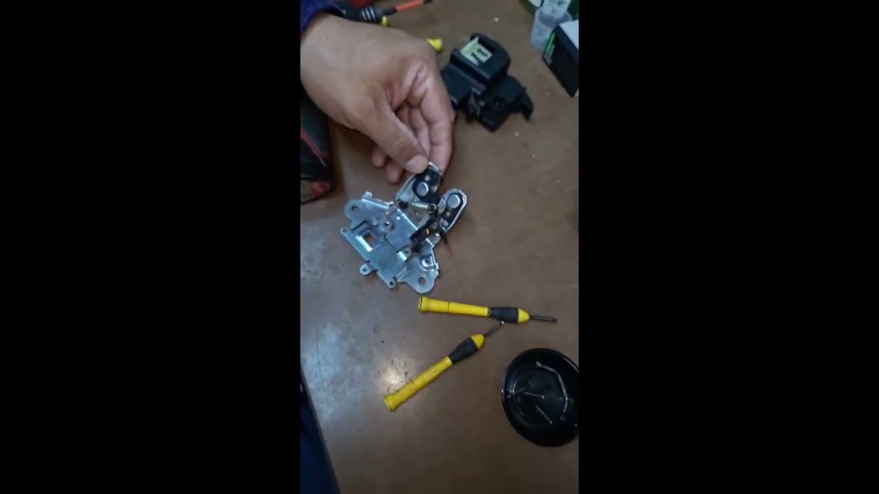 Reparando chapa de maletero de kia forte 2015. Hazlo tu mismo.