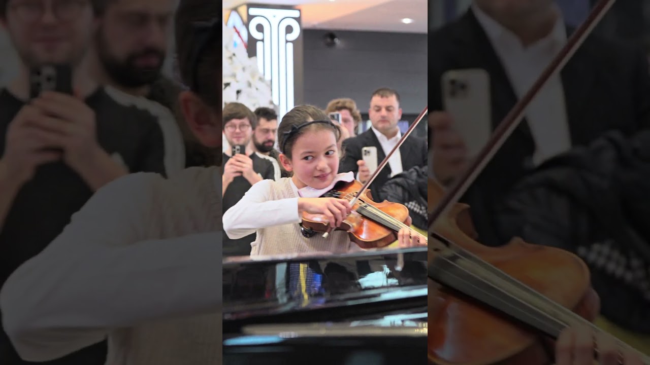 Child PRODIGY SISTERS play Vivaldi Winter with me on the violin in Rome Airport! 🎻😍