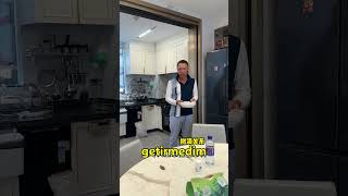 Babami yemek yaparken sahte diskiyla kandiriyorum.