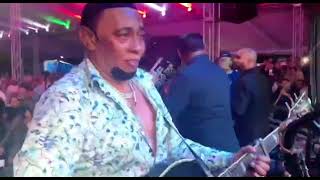 Anthony Santos pone su saxofonista a tocar cómo la guitarra