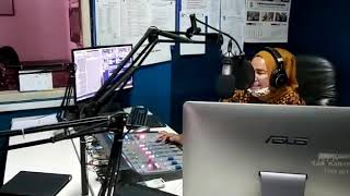 Presenter dan Penyiar(Egy Ariyanti) Radio Sturada Pangkal Perjuangan Fm Karawang(File Biro Humas).
