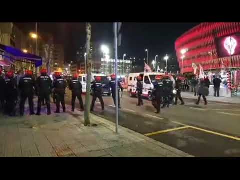 Muere un ‘ertzaina’ tras los choques con los ultras del Spartak en Bilbao