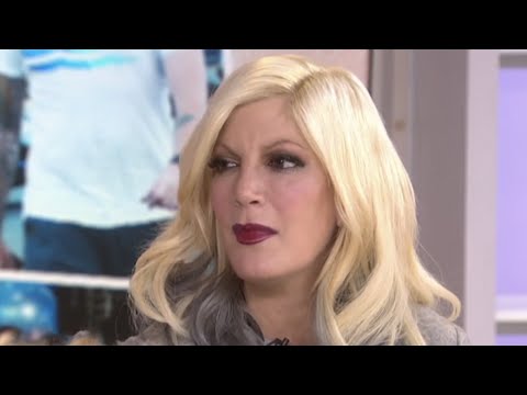 Video: Tori Spelling Marries Noen Uforklarlig Mindre Berømt enn henne