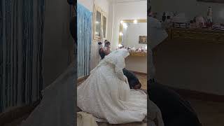 شوفو العريس رفض يخرج بالعروسه علي القاعه غير لما يصلي