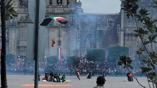 Asombrosos paracaidistas mexicanos sorprenden en el zócalo  CDMX