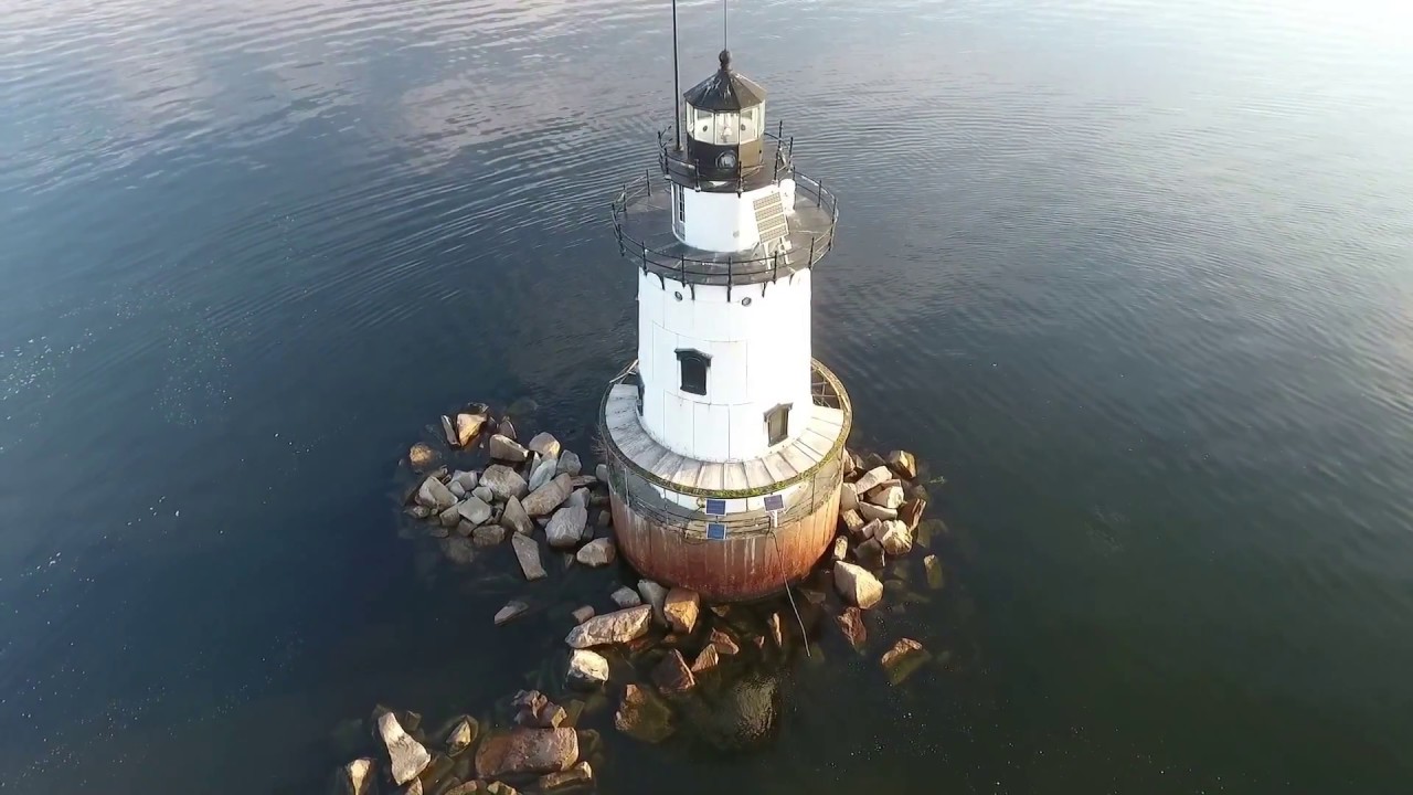 Conimicut Lighthouse and seashore