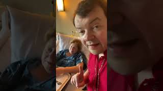 Mi mamá ya está comiendo 🥣  Padre Adam Kotas