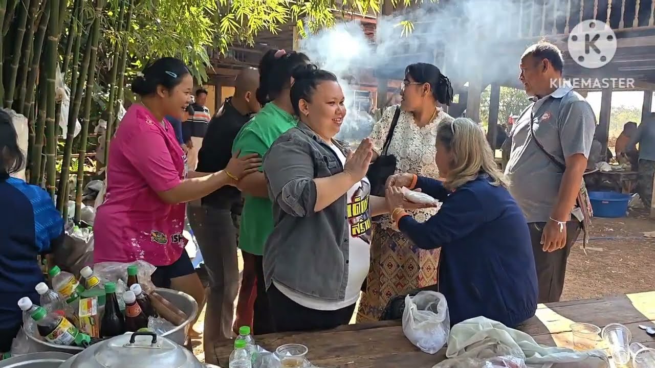 ผูกแขนลูกหลานมาช่วยงานรับขวัญ