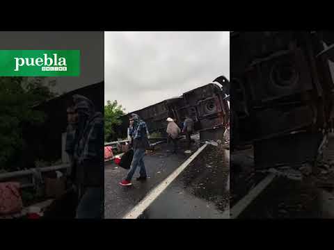 Vuelca autobús con 35 personas, sobre la autopista Puebla-Atlixco