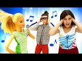 Новая серия видео для девочек. Куклы Барби и подружки поют в караоке. Кен в шоке! Барби УЖАСНО ПОЕТ!