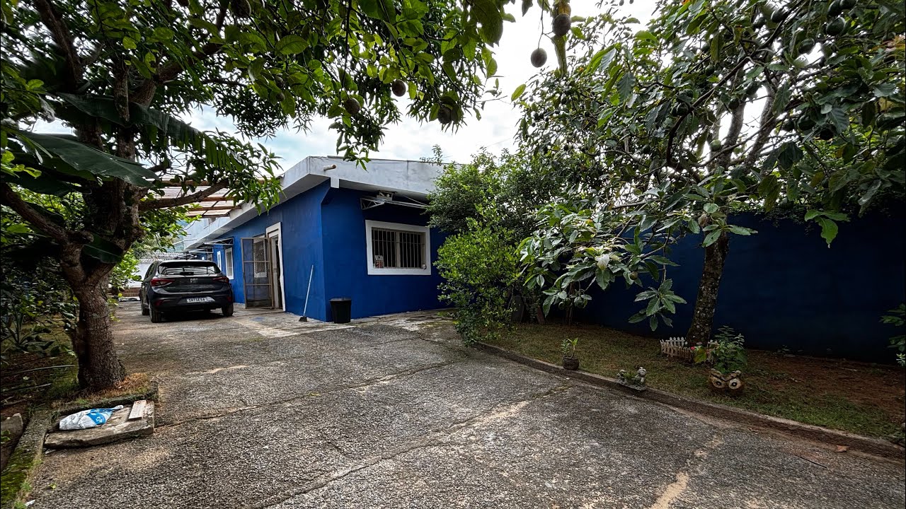 Mini chácara com piscina na entrada da cidade de Peruíbe cheio de frutíferas 