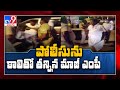 Former MP kicking an SI was caught on camera