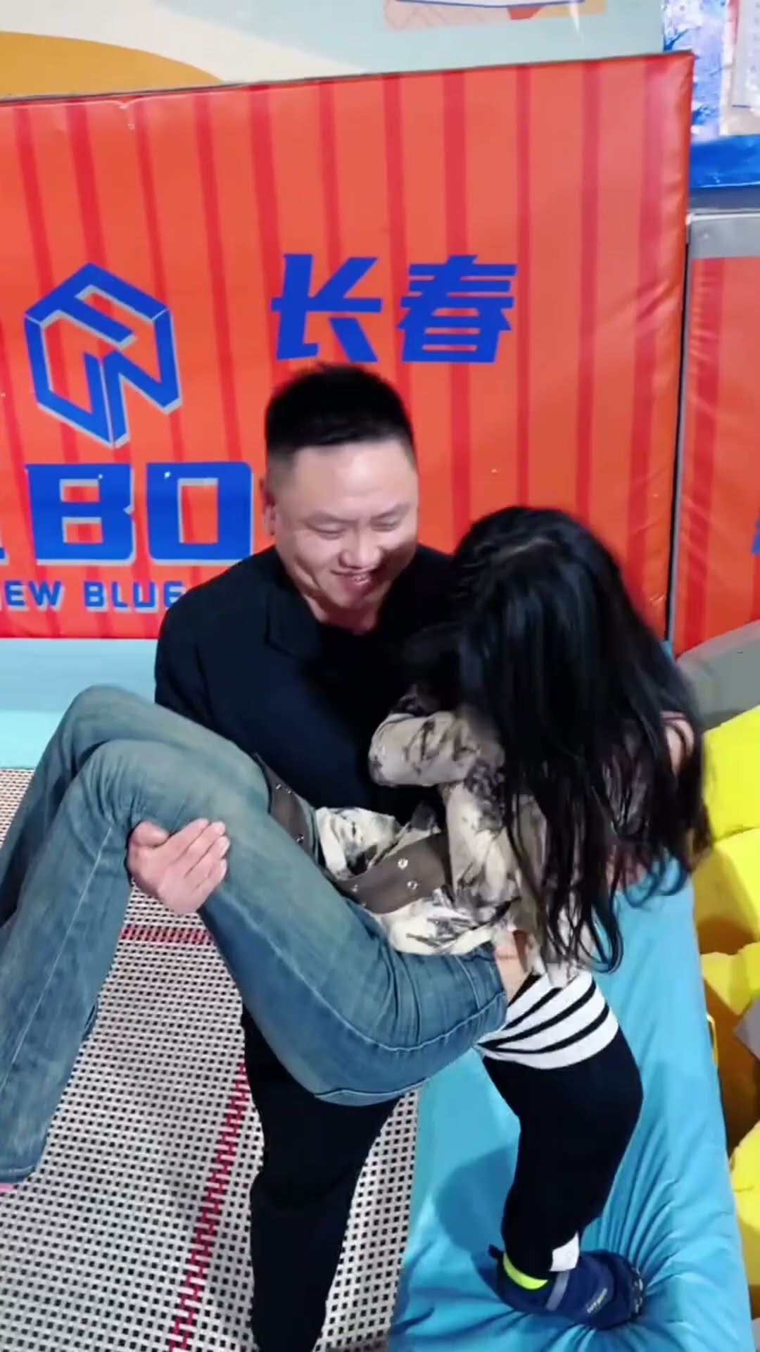 Watch This Teen Jump Around A??Fun Park Trampoline For The First Time