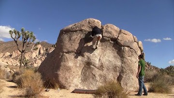 Bouldering The Interceptor v0 in the Asteroid Belt, Joshua Tree, CA