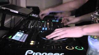 Scratching/ Scratch FX using Traktor 2 (Jordan Suckley & Kutski)