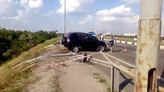 В Днепре с Кайдакского моста слетел джип, - ФОТО, ВИДЕО В Днепре с Кайдакского моста слетел джип, - ФОТО, ВИДЕО
