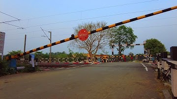 Back to back 2 EMU crosses like bullet speed in a curve line | Gateman in trouble | Indian Railways😯