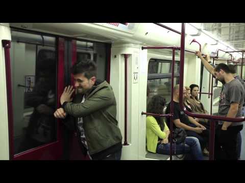 Видео: Защо не можете да задържите вратите в вагоните на метрото?