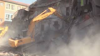 Depremde hasar gören o okul yıkılıyor