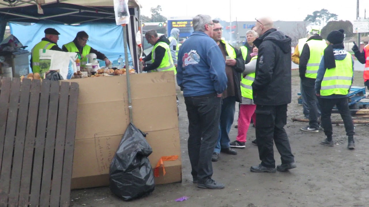 Les Gilet Jaunes Sur Le Rond Point Du Peage A Langon Lundi 26 Novembre Le Republicain Youtube