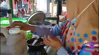 Wanita cantik penjual bubur ayam