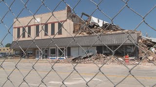Barbershop finds new home following Mattoon structure collapse
A Mattoon barbershop has found a new home just five days after Thursday’s structure collapse along Western Avenue displaced the business, which shared the same building Barbershop finds new home following Mattoon structure collapse