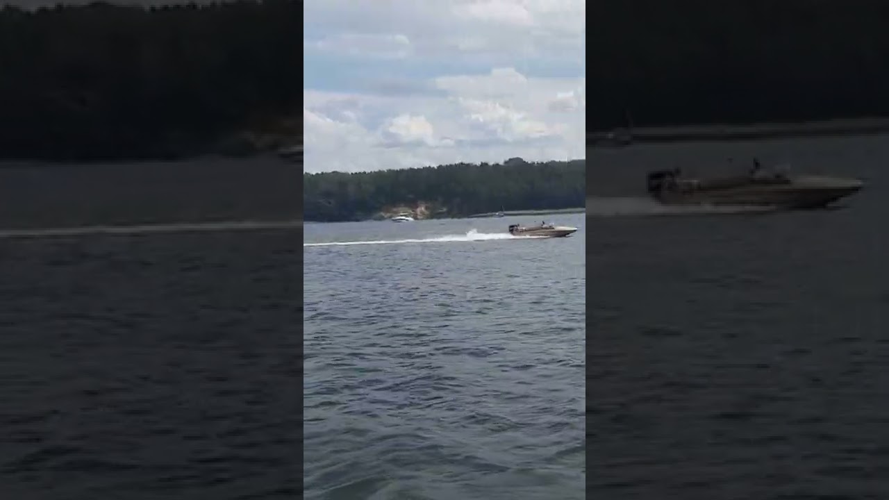 Boot und Mann auf Knieen dahinter