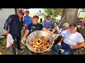 Carnitas de cerdo y chicharrones comeremos hoy y así lo disfrutamos todos