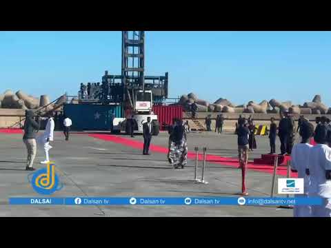 DEG DEG: MW Xasan oo soo gaaray Dekadda ayaa salaan ka qaatay Cutubyo katirsan Ciidamada Badda