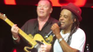Video thumbnail of "UB40 - Red Red Wine (Santiago-Chile 2017)"