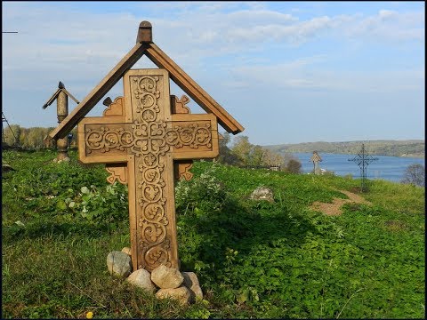 Почему на одних могилах крест ставят в ногах, а на других — в изголовье