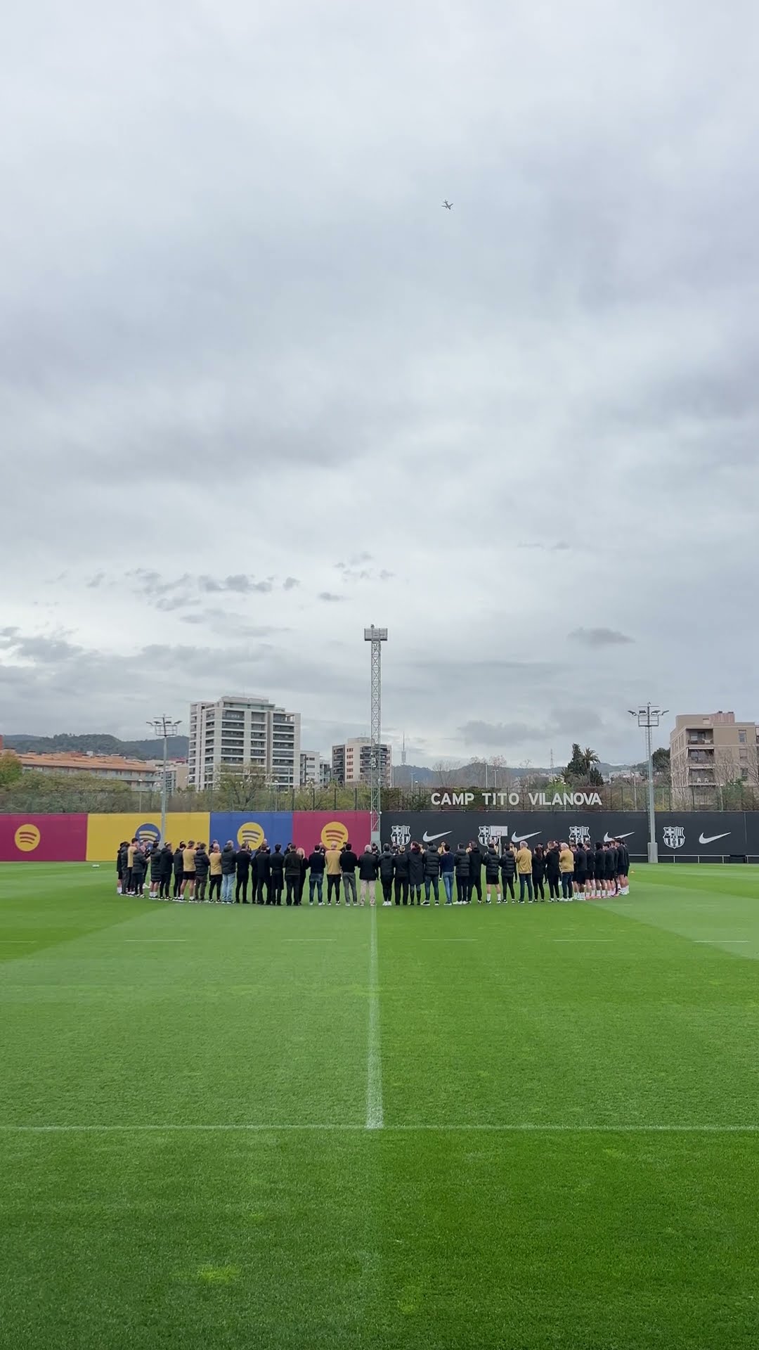 ? Before training, the team held a respectful minute of silence in memory of Dr. Carles Miñarro ?