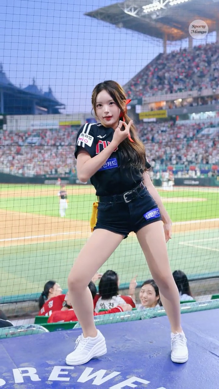 Cheerleader Yang Hyoju: Adorable Holly Molly Out Song from Start to Finish