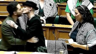 Download Lagu Benjamin Doyle Throws Himself Under The Bussy MP3 Download Lagu Benjamin Doyle Throws Himself Under The Bussy MP3